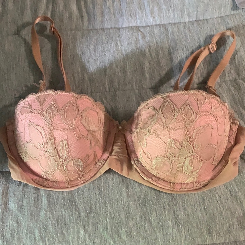 Victoria’s Secret bra, size 32C excellent cond.